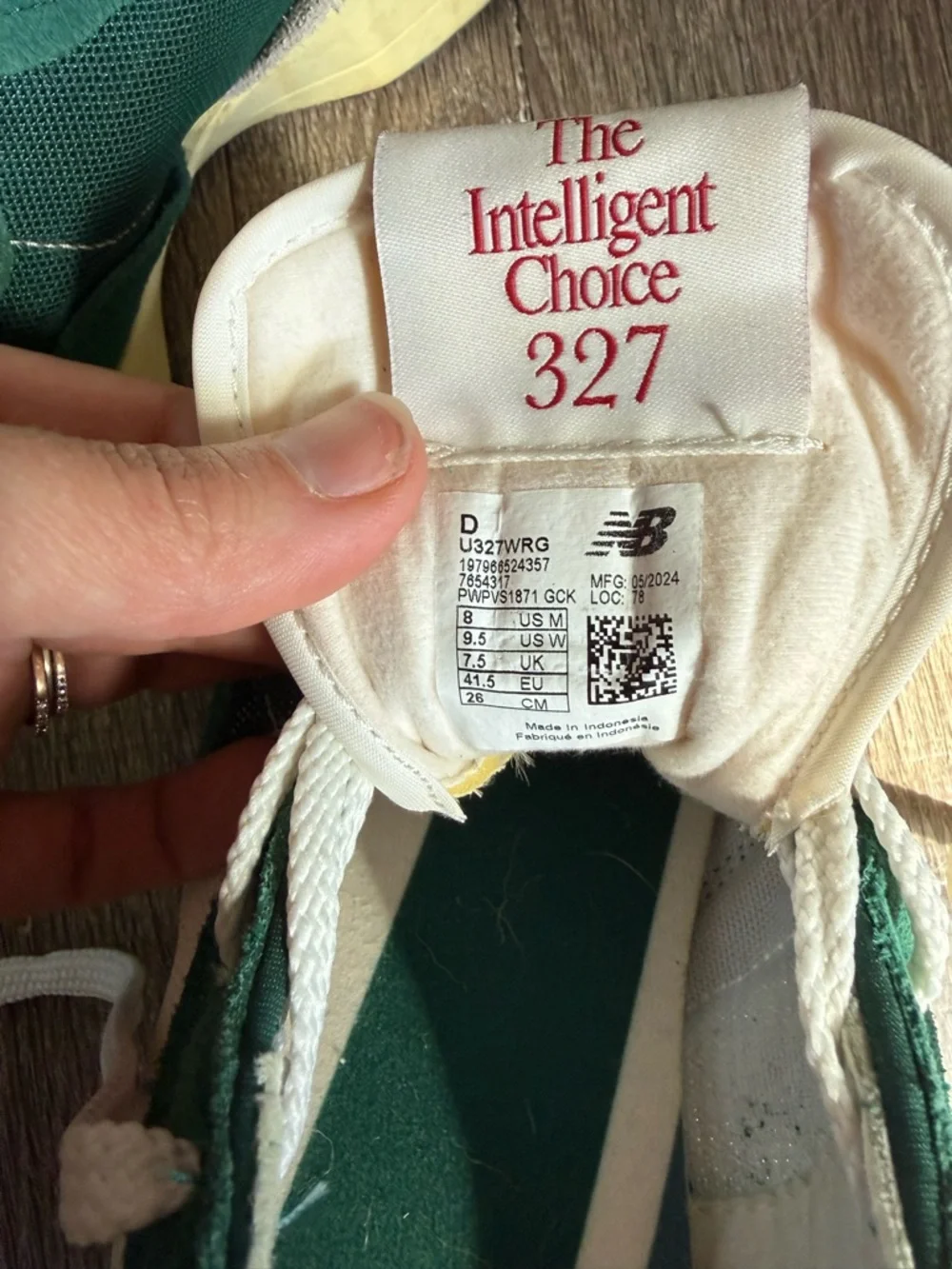 New Balance 327 Women's Green and White Retro Runner Sneakers - Picture 6 of 6